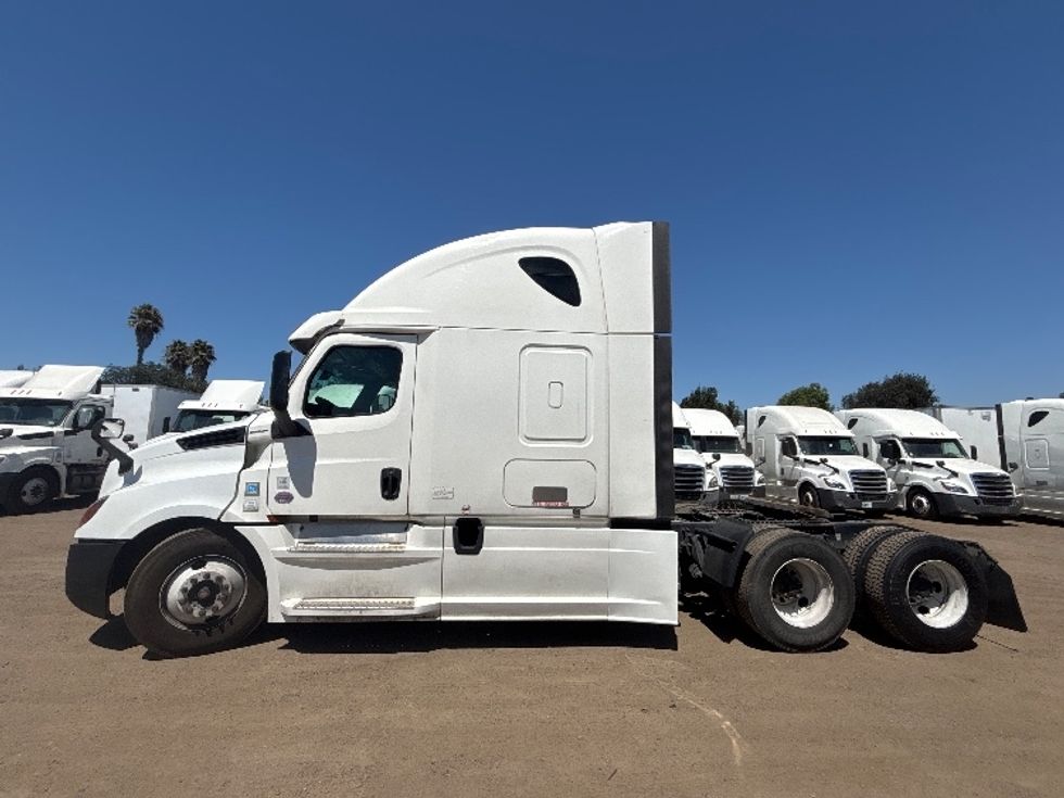 2020 Freightliner Cascadia 126" Sleeper Cab photo 4