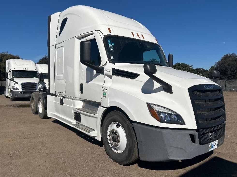 Sleeper Tractor-Heavy Duty Tractors-Freightliner-2020-T12664ST-Fontana-CA-706,566\n\t\tmiles-$ 46,250 - Image 1