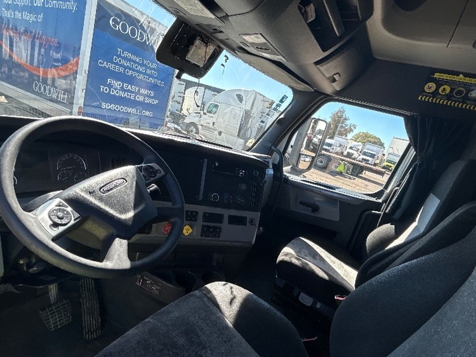 Sleeper Tractor-Heavy Duty Tractors-Freightliner-2020-T12664ST-Fontana-CA-706,566\n\t\tmiles-$ 46,250 - Image 10