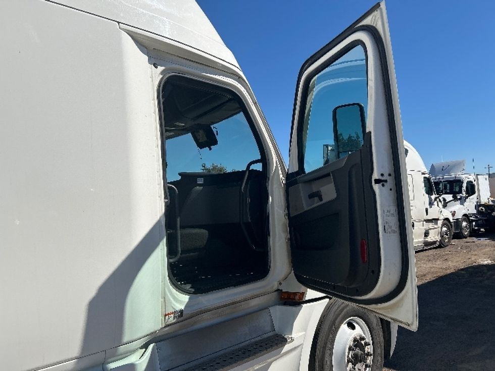 Sleeper Tractor-Heavy Duty Tractors-Freightliner-2020-T12664ST-Fontana-CA-706,566\n\t\tmiles-$ 46,250 - Image 13