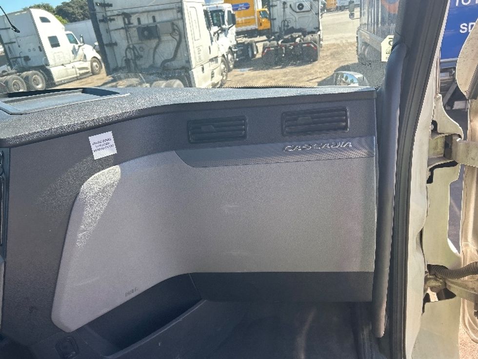 Sleeper Tractor-Heavy Duty Tractors-Freightliner-2020-T12664ST-Fontana-CA-706,566\n\t\tmiles-$ 46,250 - Image 14