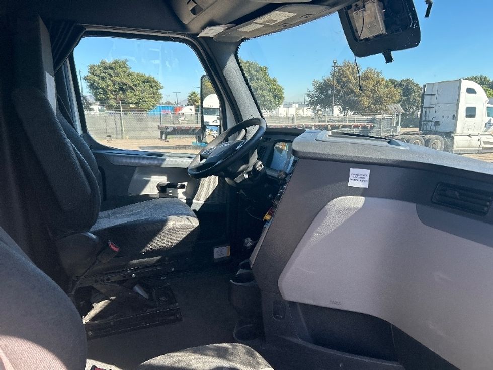 Sleeper Tractor-Heavy Duty Tractors-Freightliner-2020-T12664ST-Fontana-CA-706,566\n\t\tmiles-$ 46,250 - Image 15