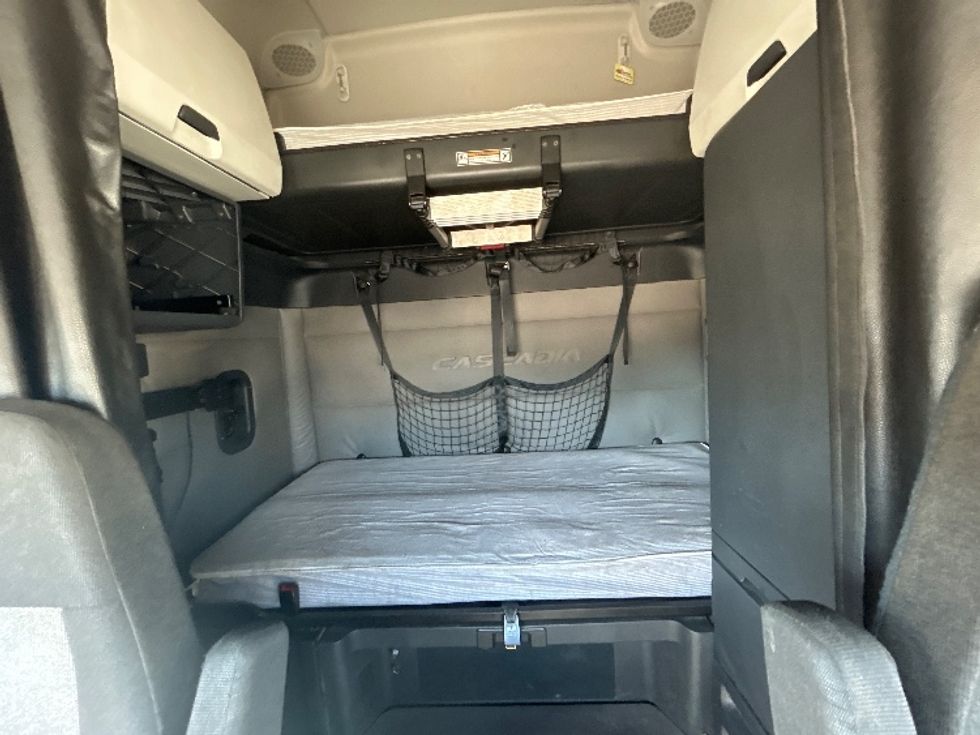 Sleeper Tractor-Heavy Duty Tractors-Freightliner-2020-T12664ST-Fontana-CA-706,566\n\t\tmiles-$ 46,250 - Image 16