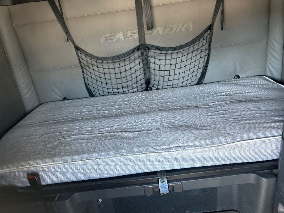 Sleeper Tractor-Heavy Duty Tractors-Freightliner-2020-T12664ST-Fontana-CA-706,566\n\t\tmiles-$ 46,250 - Image 17