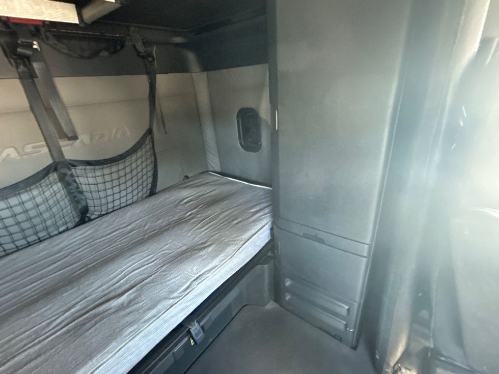 Sleeper Tractor-Heavy Duty Tractors-Freightliner-2020-T12664ST-Fontana-CA-706,566\n\t\tmiles-$ 46,250 - Image 18