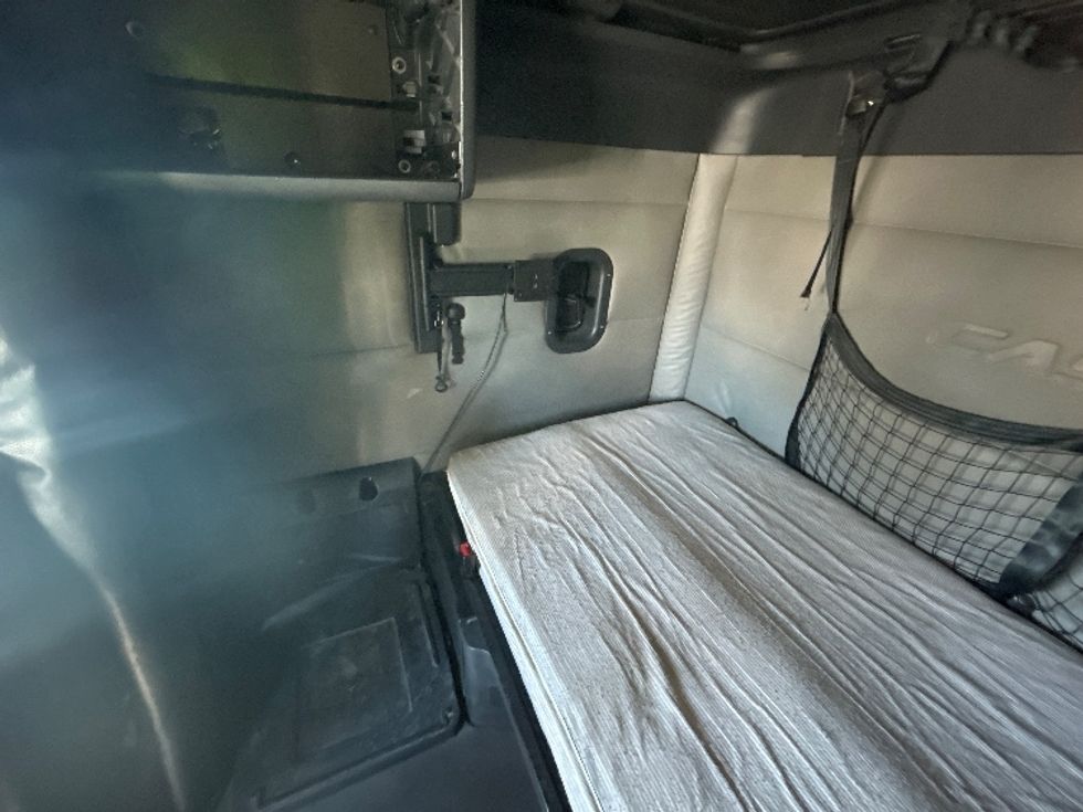 Sleeper Tractor-Heavy Duty Tractors-Freightliner-2020-T12664ST-Fontana-CA-706,566\n\t\tmiles-$ 46,250 - Image 19