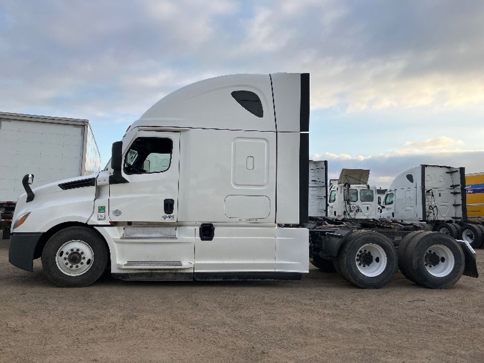 Sleeper Tractor-Heavy Duty Tractors-Freightliner-2020-T12664ST-Fontana-CA-706,566\n\t\tmiles-$ 46,250 - Image 4