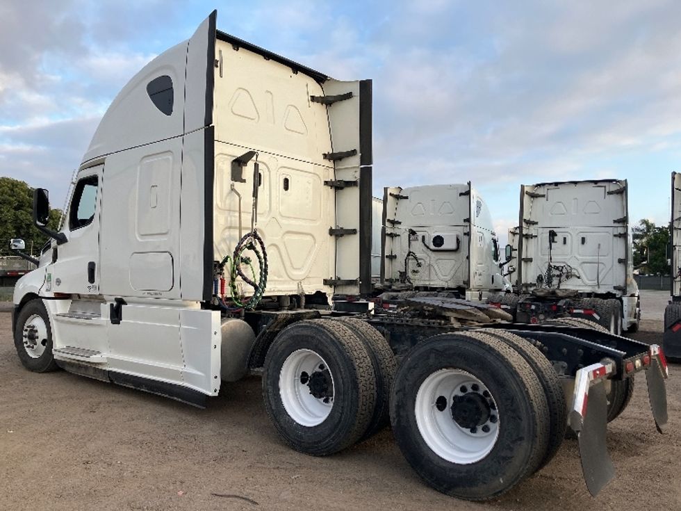 Sleeper Tractor-Heavy Duty Tractors-Freightliner-2020-T12664ST-Fontana-CA-706,566\n\t\tmiles-$ 46,250 - Image 5