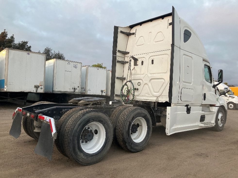 Sleeper Tractor-Heavy Duty Tractors-Freightliner-2020-T12664ST-Fontana-CA-706,566\n\t\tmiles-$ 46,250 - Image 7