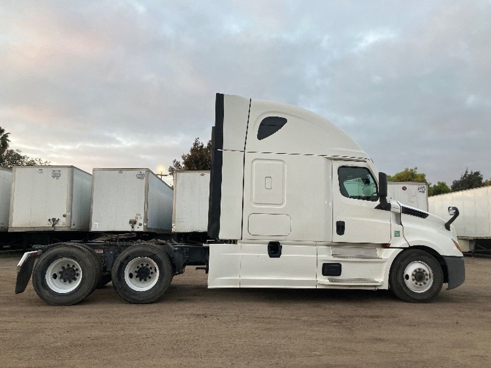 Sleeper Tractor-Heavy Duty Tractors-Freightliner-2020-T12664ST-Fontana-CA-706,566\n\t\tmiles-$ 46,250 - Image 8