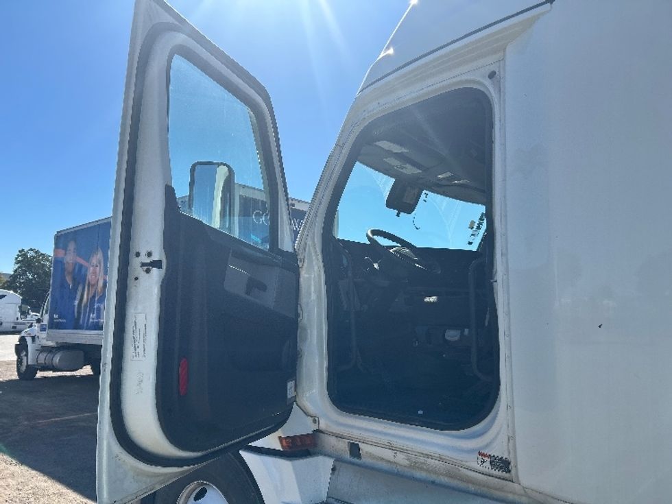 Sleeper Tractor-Heavy Duty Tractors-Freightliner-2020-T12664ST-Fontana-CA-706,566\n\t\tmiles-$ 46,250 - Image 9