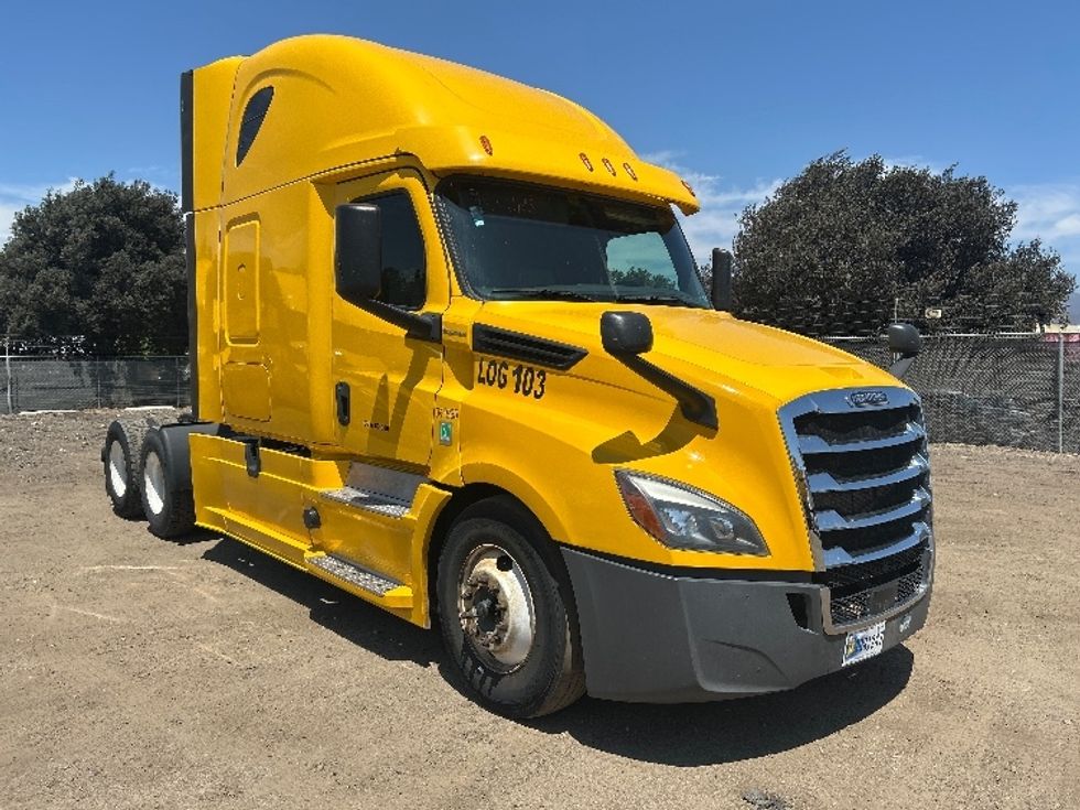 Sleeper Tractor-Heavy Duty Tractors-Freightliner-2020-T12664ST-Fontana-CA-724,878\n\t\tmiles-$ 44,250 - Image 1