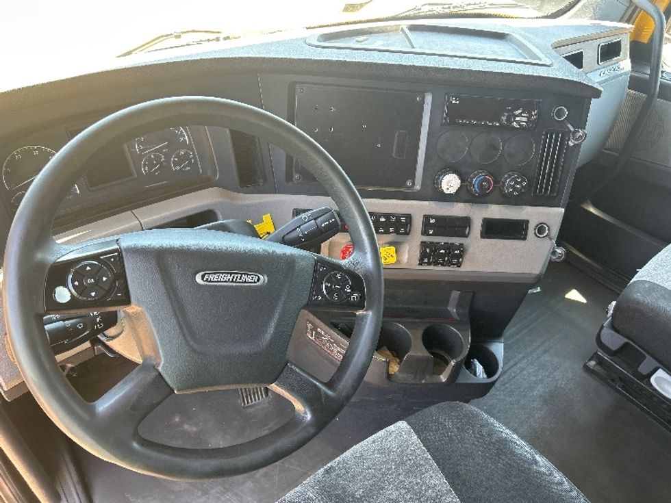 Sleeper Tractor-Heavy Duty Tractors-Freightliner-2020-T12664ST-Fontana-CA-724,878\n\t\tmiles-$ 44,250 - Image 11