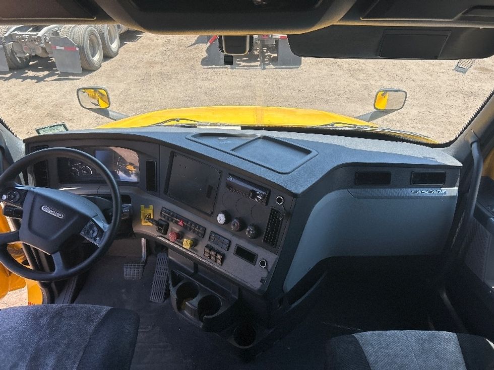 Sleeper Tractor-Heavy Duty Tractors-Freightliner-2020-T12664ST-Fontana-CA-724,878\n\t\tmiles-$ 44,250 - Image 12