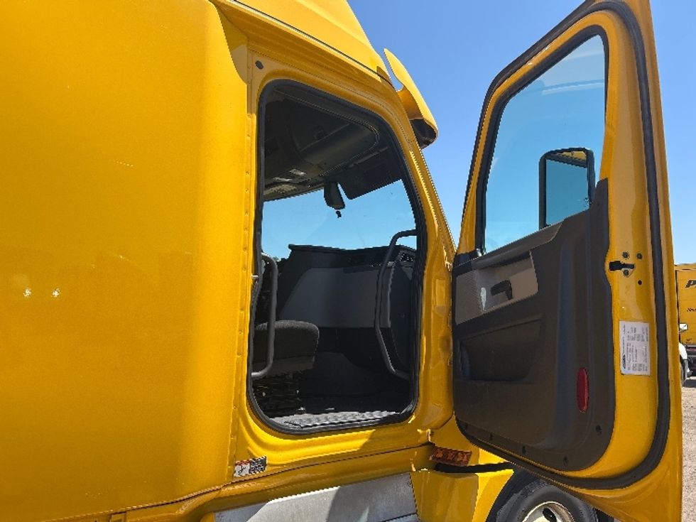 Sleeper Tractor-Heavy Duty Tractors-Freightliner-2020-T12664ST-Fontana-CA-724,878\n\t\tmiles-$ 44,250 - Image 13