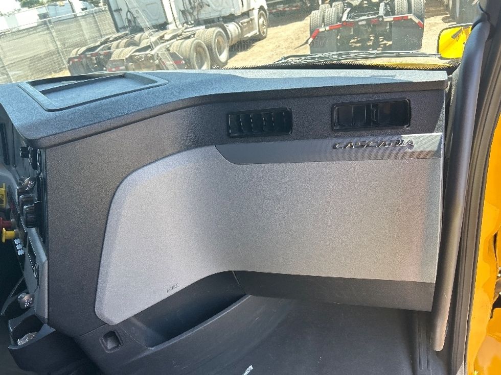 Sleeper Tractor-Heavy Duty Tractors-Freightliner-2020-T12664ST-Fontana-CA-724,878\n\t\tmiles-$ 44,250 - Image 14
