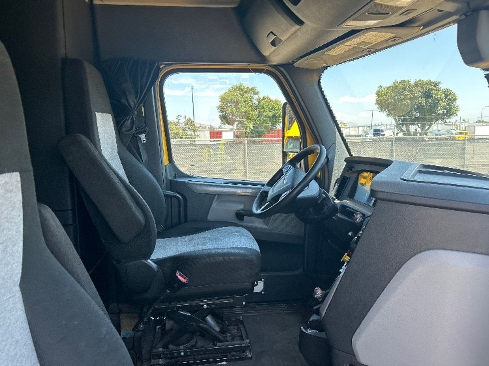 Sleeper Tractor-Heavy Duty Tractors-Freightliner-2020-T12664ST-Fontana-CA-724,878\n\t\tmiles-$ 44,250 - Image 15