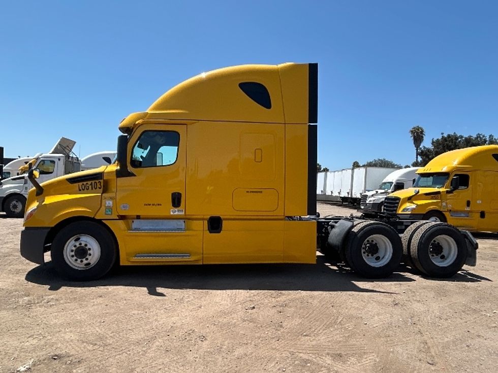 Sleeper Tractor-Heavy Duty Tractors-Freightliner-2020-T12664ST-Fontana-CA-724,878\n\t\tmiles-$ 44,250 - Image 4