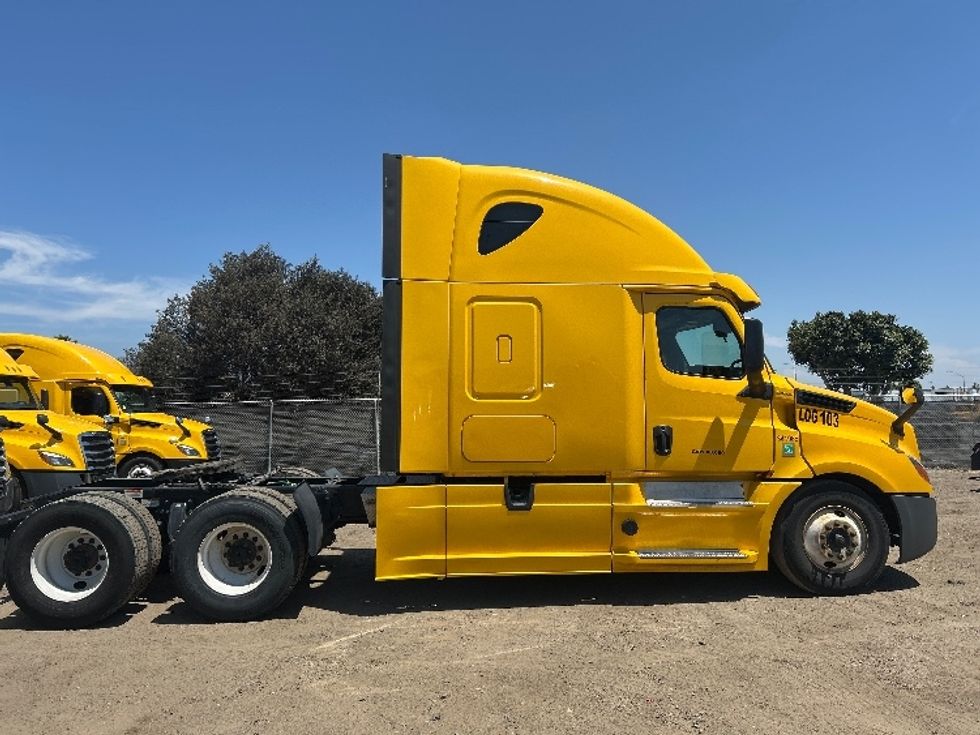 Sleeper Tractor-Heavy Duty Tractors-Freightliner-2020-T12664ST-Fontana-CA-724,878\n\t\tmiles-$ 44,250 - Image 8