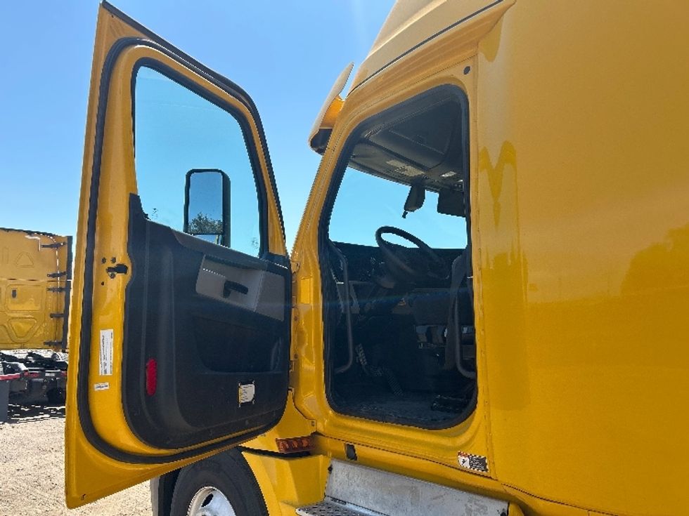 Sleeper Tractor-Heavy Duty Tractors-Freightliner-2020-T12664ST-Fontana-CA-724,878\n\t\tmiles-$ 44,250 - Image 9