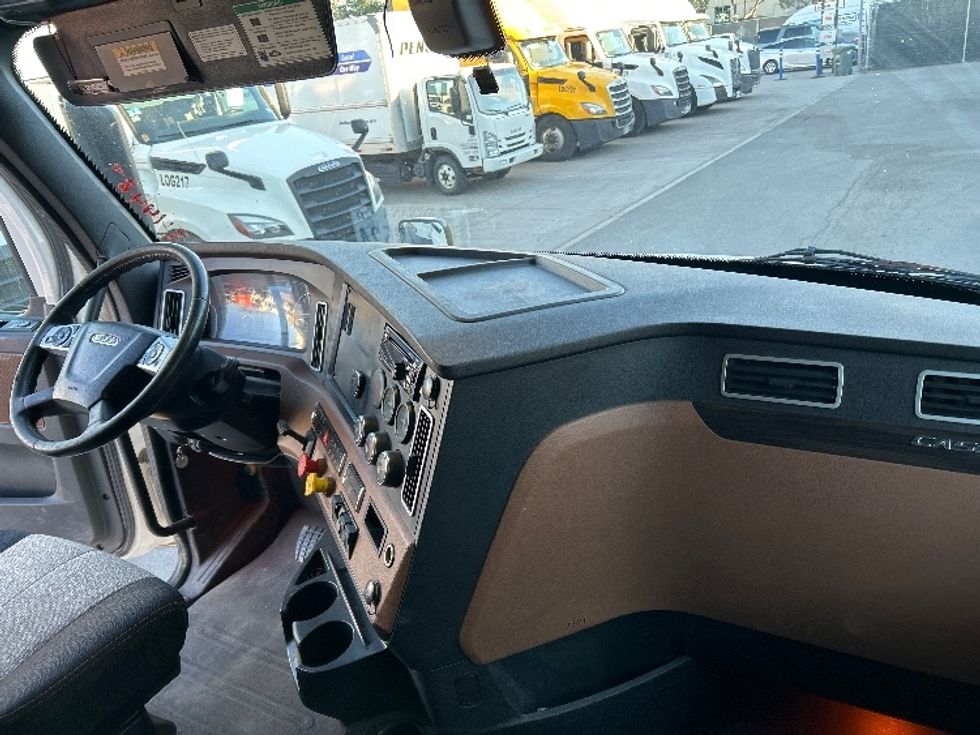 Sleeper Tractor-Heavy Duty Tractors-Freightliner-2020-T12664ST-Fontana-CA-728,161\n\t\tmiles-$ 49,750 - Image 15