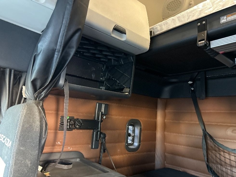 Sleeper Tractor-Heavy Duty Tractors-Freightliner-2020-T12664ST-Fontana-CA-728,161\n\t\tmiles-$ 49,750 - Image 19