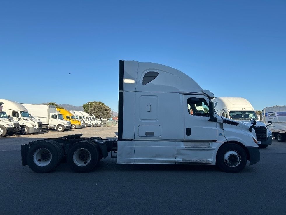Sleeper Tractor-Heavy Duty Tractors-Freightliner-2020-T12664ST-Fontana-CA-728,161\n\t\tmiles-$ 49,750 - Image 8