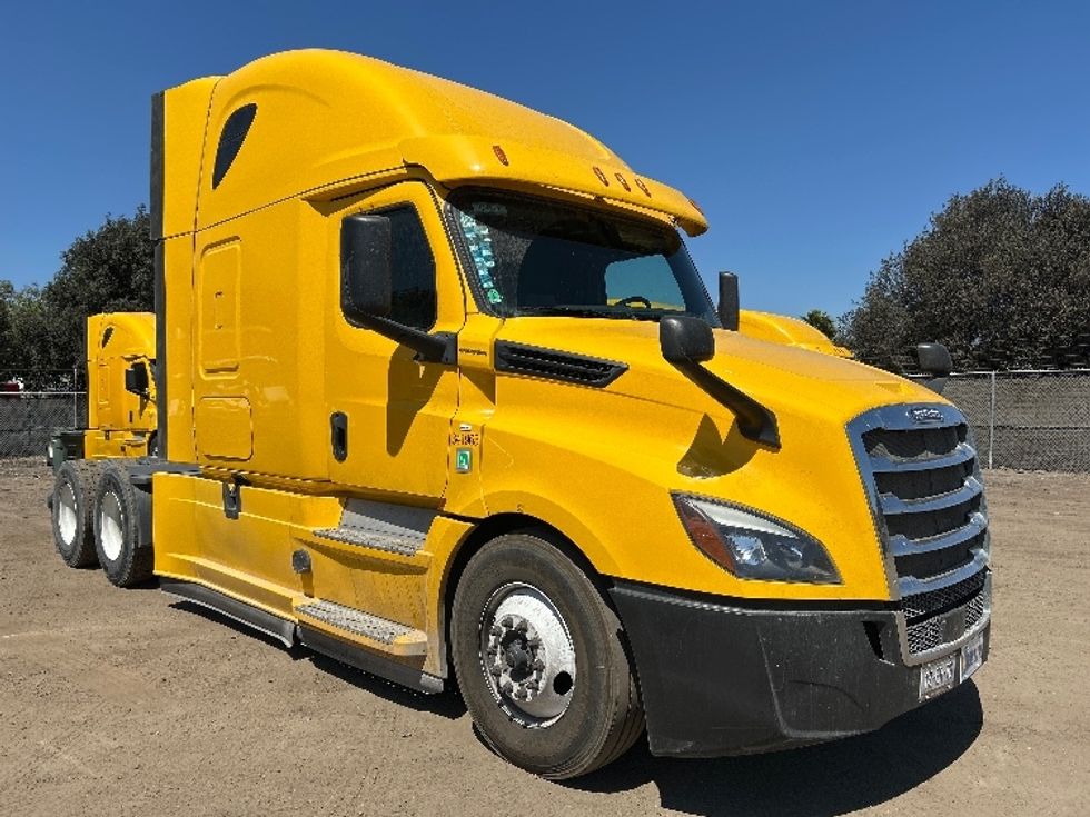 Sleeper Tractor-Heavy Duty Tractors-Freightliner-2020-T12664ST-Fontana-CA-741,396\n\t\tmiles-$ 42,500 - Image 1