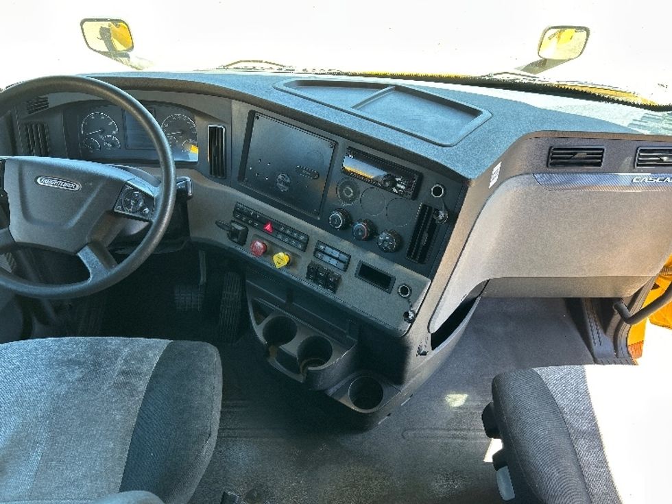 Sleeper Tractor-Heavy Duty Tractors-Freightliner-2020-T12664ST-Fontana-CA-741,396\n\t\tmiles-$ 42,500 - Image 12