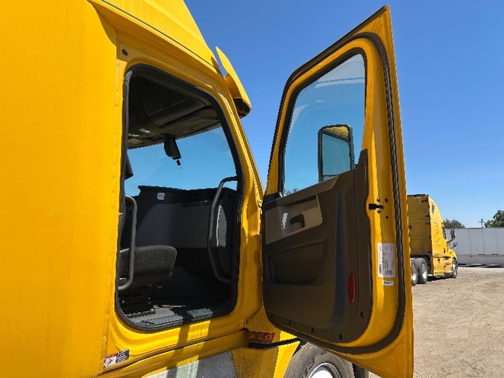 Sleeper Tractor-Heavy Duty Tractors-Freightliner-2020-T12664ST-Fontana-CA-741,396\n\t\tmiles-$ 42,500 - Image 13