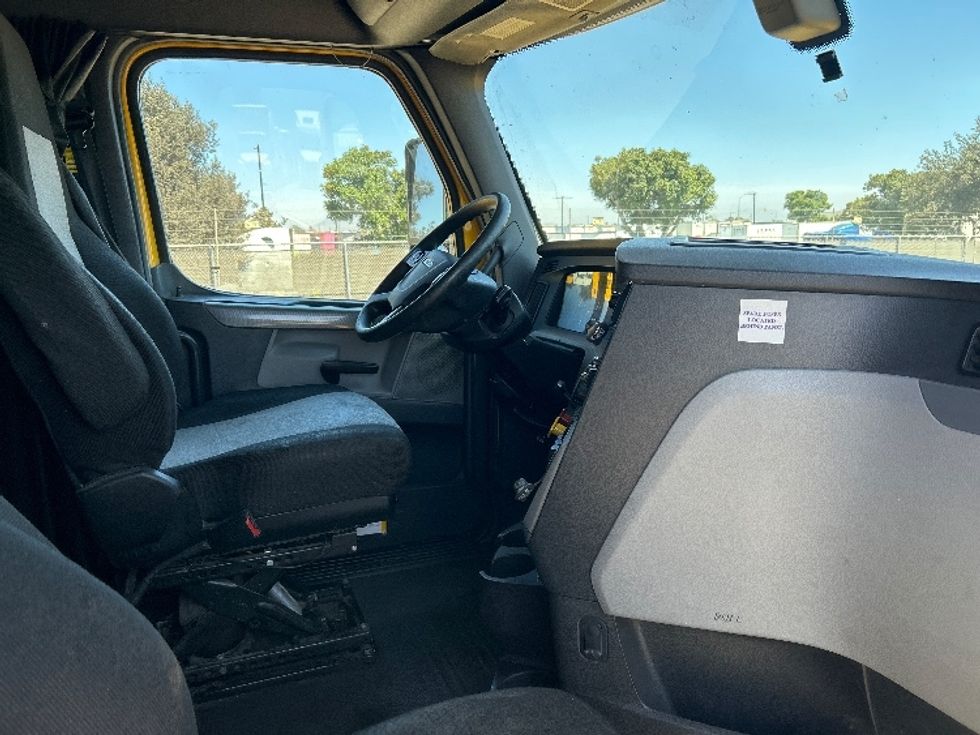 Sleeper Tractor-Heavy Duty Tractors-Freightliner-2020-T12664ST-Fontana-CA-741,396\n\t\tmiles-$ 42,500 - Image 15