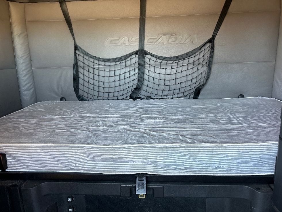 Sleeper Tractor-Heavy Duty Tractors-Freightliner-2020-T12664ST-Fontana-CA-741,396\n\t\tmiles-$ 42,500 - Image 16