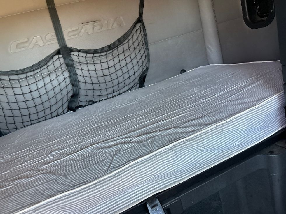 Sleeper Tractor-Heavy Duty Tractors-Freightliner-2020-T12664ST-Fontana-CA-741,396\n\t\tmiles-$ 42,500 - Image 17