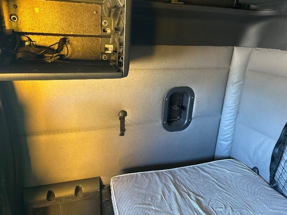 Sleeper Tractor-Heavy Duty Tractors-Freightliner-2020-T12664ST-Fontana-CA-741,396\n\t\tmiles-$ 42,500 - Image 19