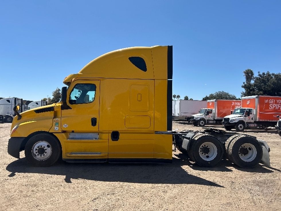 Sleeper Tractor-Heavy Duty Tractors-Freightliner-2020-T12664ST-Fontana-CA-741,396\n\t\tmiles-$ 42,500 - Image 4