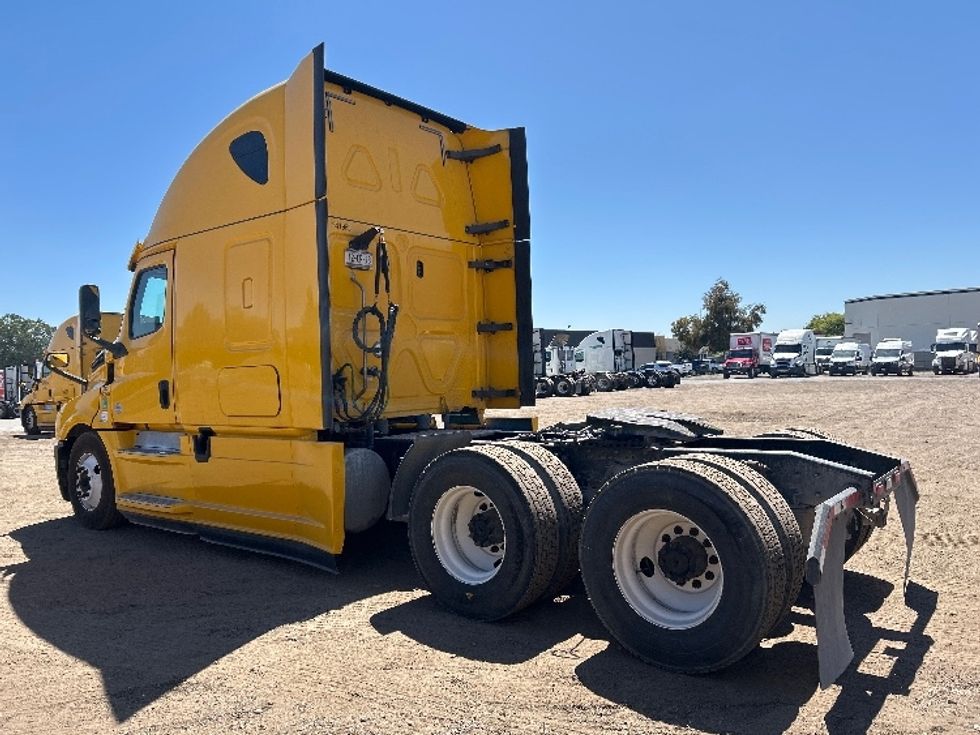 Sleeper Tractor-Heavy Duty Tractors-Freightliner-2020-T12664ST-Fontana-CA-741,396\n\t\tmiles-$ 42,500 - Image 5