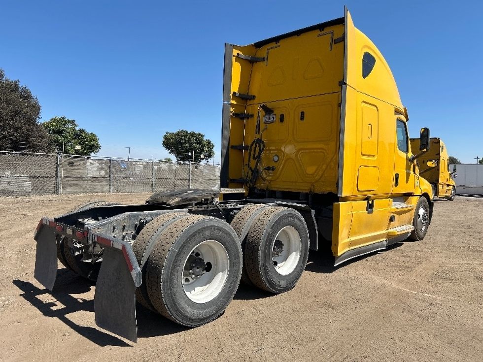 Sleeper Tractor-Heavy Duty Tractors-Freightliner-2020-T12664ST-Fontana-CA-741,396\n\t\tmiles-$ 42,500 - Image 7