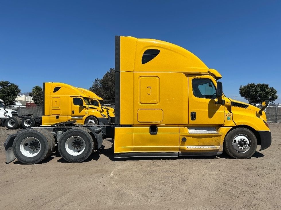 Sleeper Tractor-Heavy Duty Tractors-Freightliner-2020-T12664ST-Fontana-CA-741,396\n\t\tmiles-$ 42,500 - Image 8