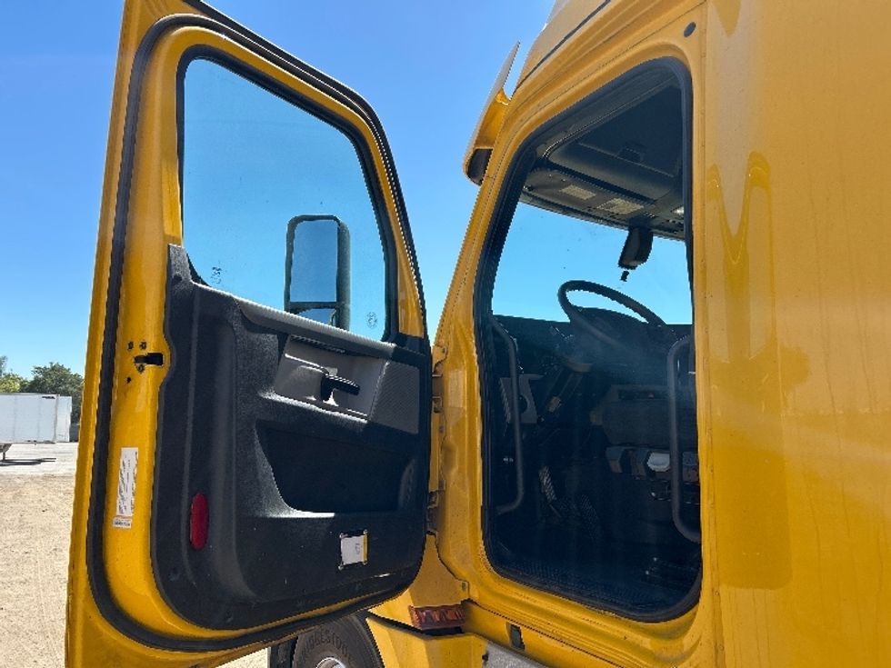 Sleeper Tractor-Heavy Duty Tractors-Freightliner-2020-T12664ST-Fontana-CA-741,396\n\t\tmiles-$ 42,500 - Image 9