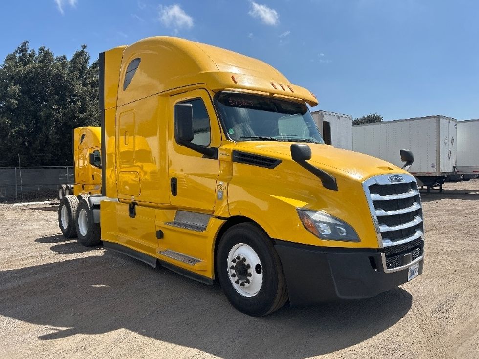 Sleeper Tractor-Heavy Duty Tractors-Freightliner-2020-T12664ST-Fontana-CA-742,052\n\t\tmiles-$ 42,500 - Image 1
