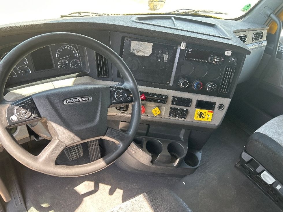 Sleeper Tractor-Heavy Duty Tractors-Freightliner-2020-T12664ST-Fontana-CA-742,052\n\t\tmiles-$ 42,500 - Image 11