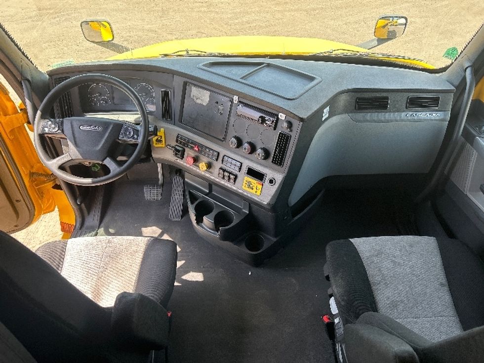 Sleeper Tractor-Heavy Duty Tractors-Freightliner-2020-T12664ST-Fontana-CA-742,052\n\t\tmiles-$ 42,500 - Image 12