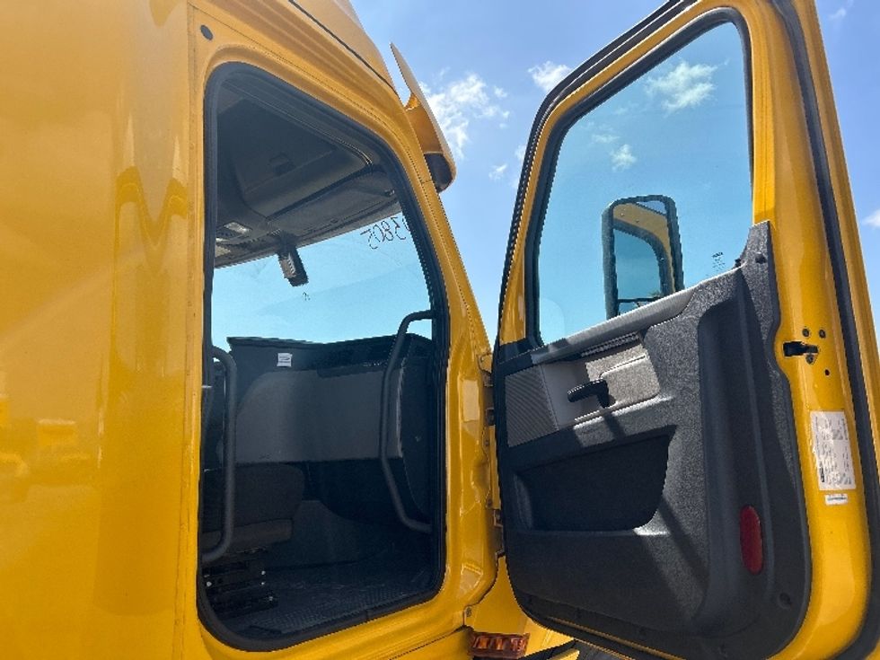 Sleeper Tractor-Heavy Duty Tractors-Freightliner-2020-T12664ST-Fontana-CA-742,052\n\t\tmiles-$ 42,500 - Image 13