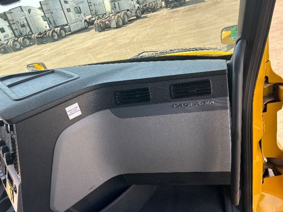 Sleeper Tractor-Heavy Duty Tractors-Freightliner-2020-T12664ST-Fontana-CA-742,052\n\t\tmiles-$ 42,500 - Image 14