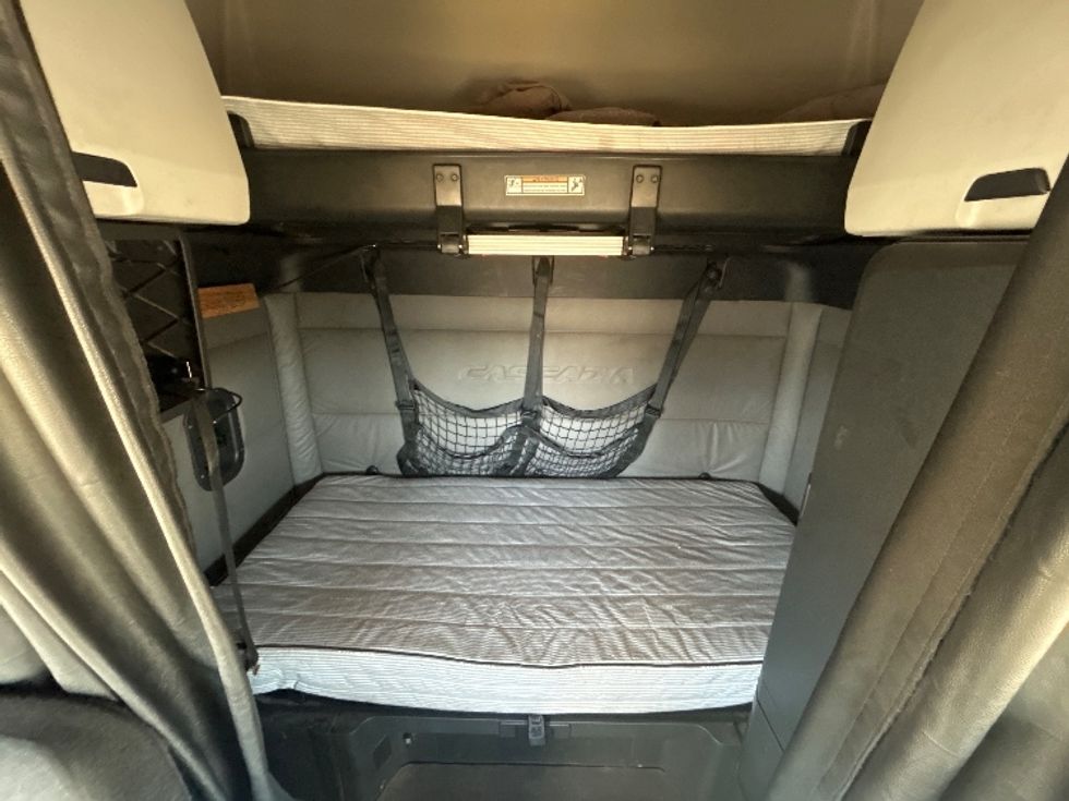 Sleeper Tractor-Heavy Duty Tractors-Freightliner-2020-T12664ST-Fontana-CA-742,052\n\t\tmiles-$ 42,500 - Image 16