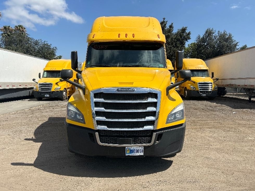 Sleeper Tractor-Heavy Duty Tractors-Freightliner-2020-T12664ST-Fontana-CA-742,052\n\t\tmiles-$ 42,500 - Image 2
