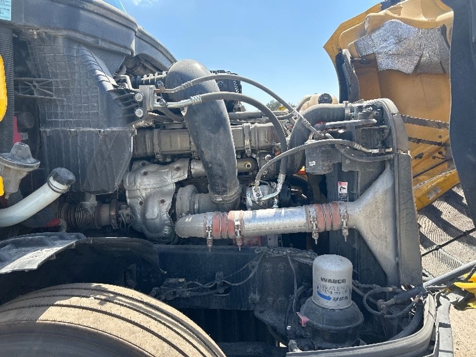 Sleeper Tractor-Heavy Duty Tractors-Freightliner-2020-T12664ST-Fontana-CA-742,052\n\t\tmiles-$ 42,500 - Image 20
