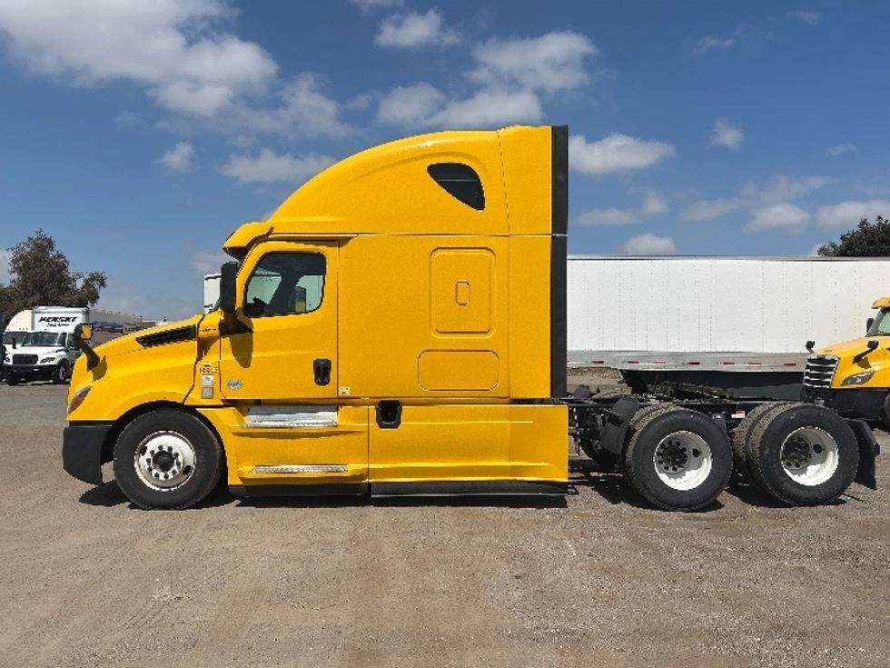 Sleeper Tractor-Heavy Duty Tractors-Freightliner-2020-T12664ST-Fontana-CA-742,052\n\t\tmiles-$ 42,500 - Image 4