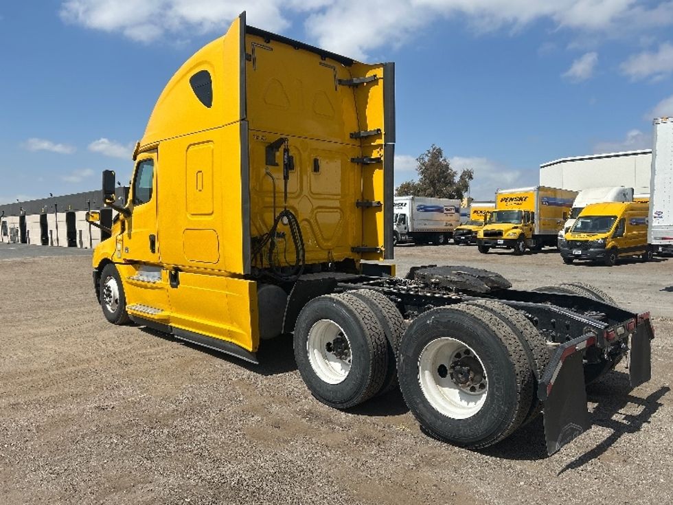 Sleeper Tractor-Heavy Duty Tractors-Freightliner-2020-T12664ST-Fontana-CA-742,052\n\t\tmiles-$ 42,500 - Image 5