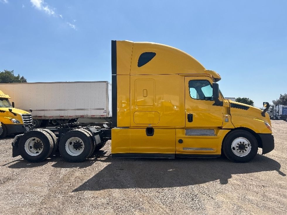 Sleeper Tractor-Heavy Duty Tractors-Freightliner-2020-T12664ST-Fontana-CA-742,052\n\t\tmiles-$ 42,500 - Image 8
